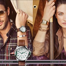 Un hombre y una mujer con relojes Tommy Hilfiger.
