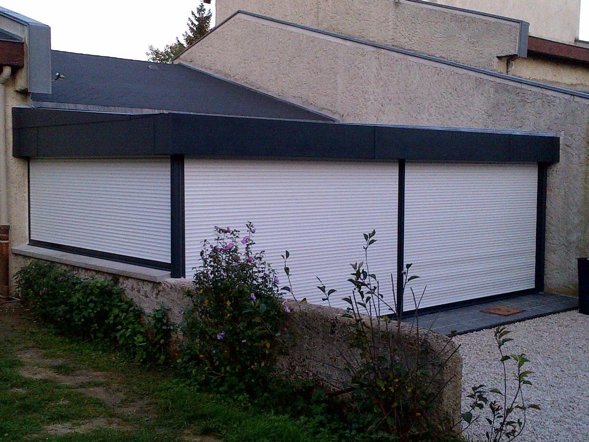 véranda avec volets fermés