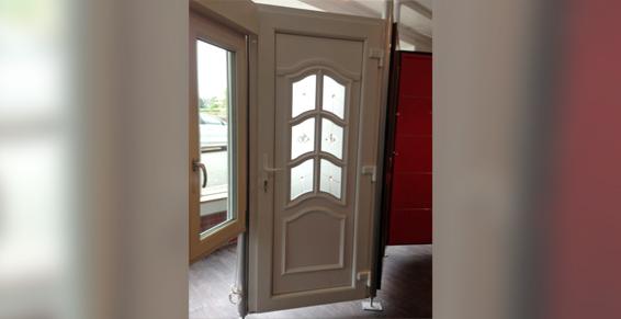 Porte d'entrée blanche