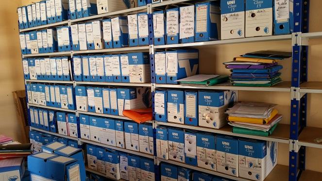 Etagères remplies de boîtes d'archives