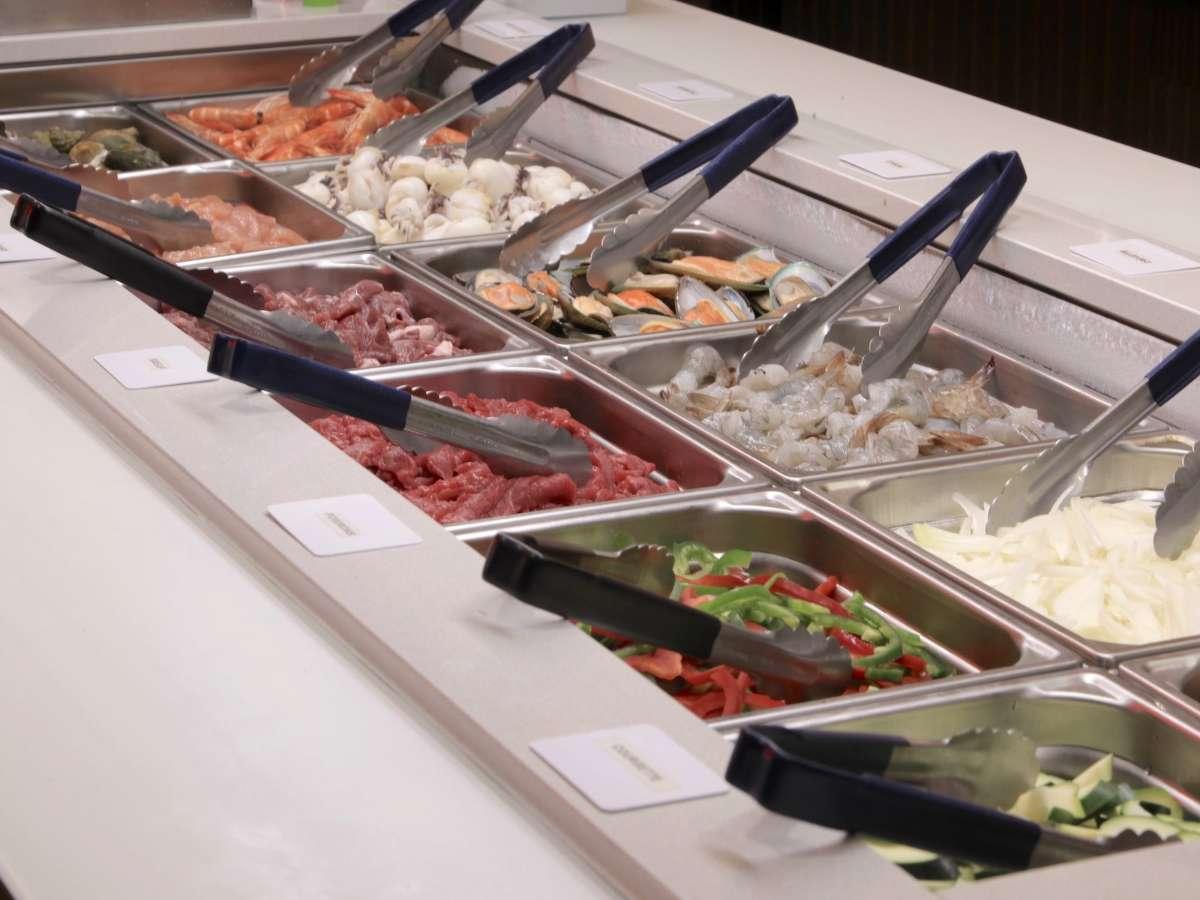 Le buffet de crevettes, calamars, boeuf et poivrons