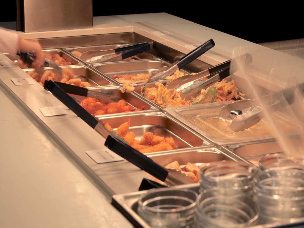 Le buffet de beignets et nems du restaurant Tan Phat à Bergerac