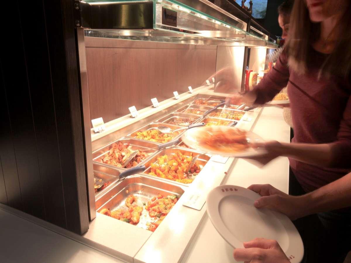 Le buffet et ses beignets de crevettes, nems et porc au caramel