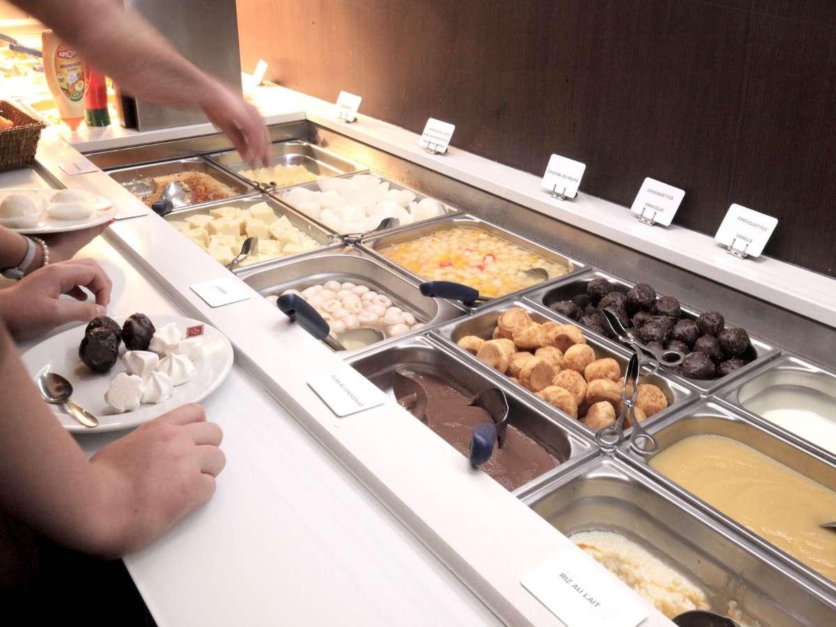 Le buffet des desserts préparé par le restaurant Tan Phat