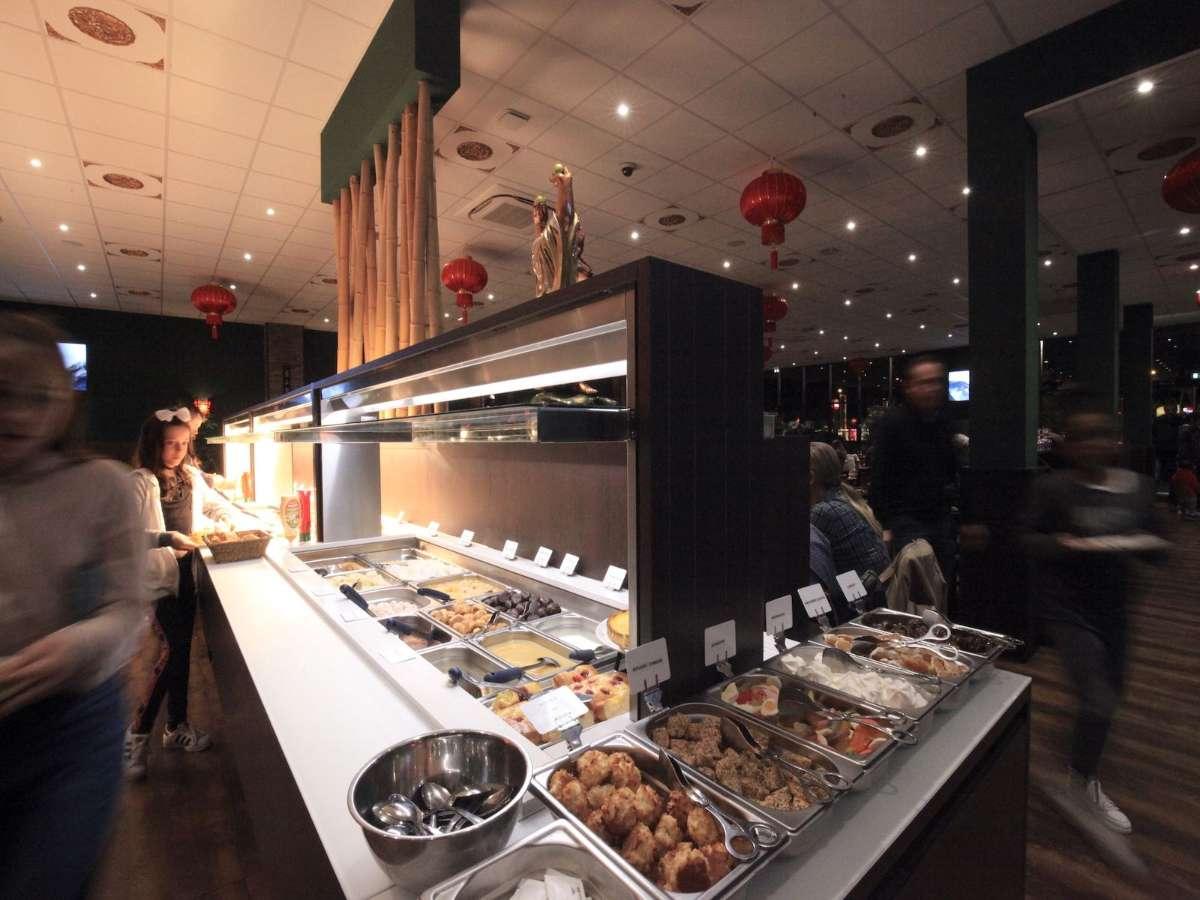 Le buffet des desserts et la salle de restaurant