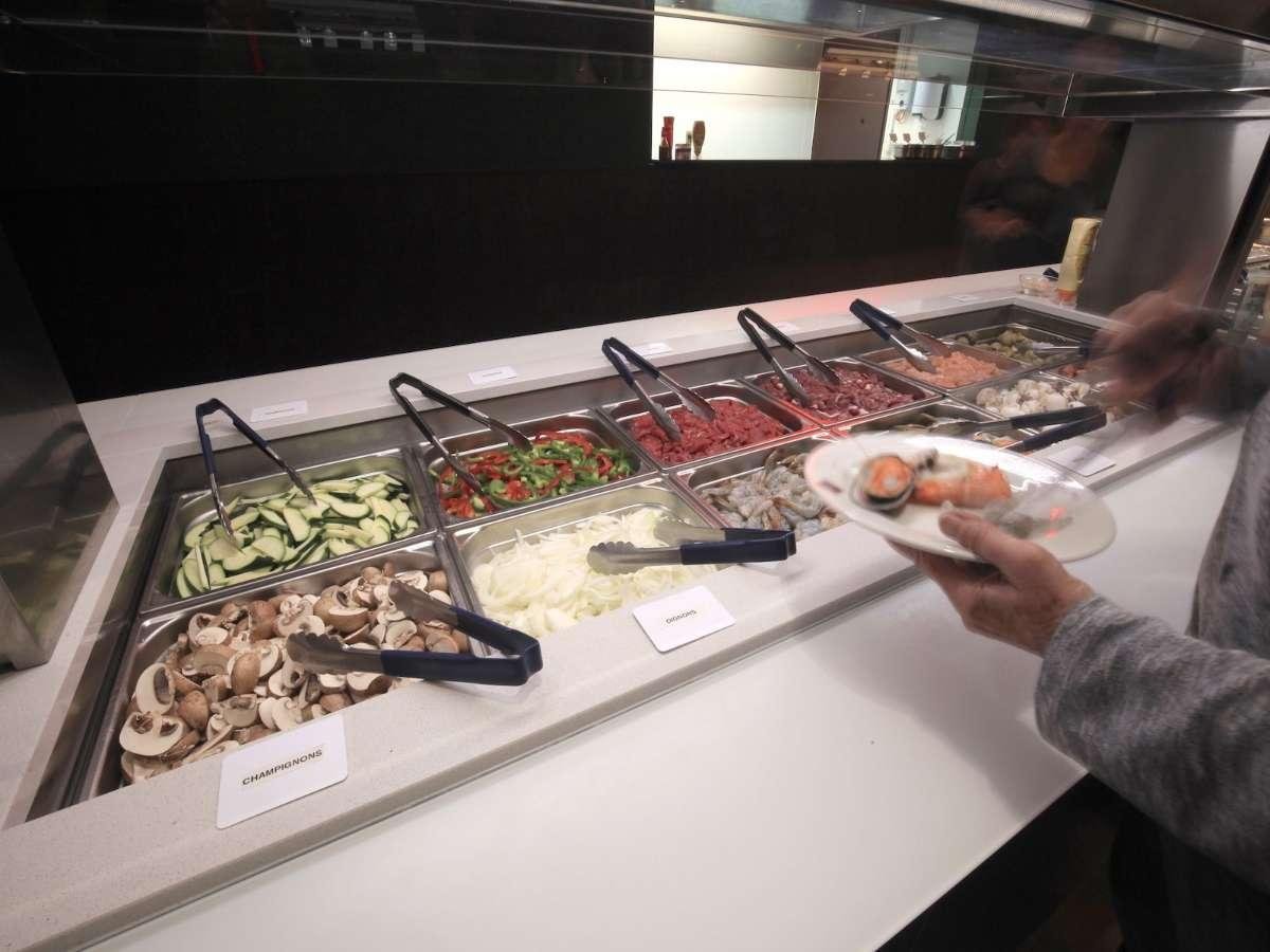 Le buffet avec ses champignons, oignons, poivrons et autres légumes