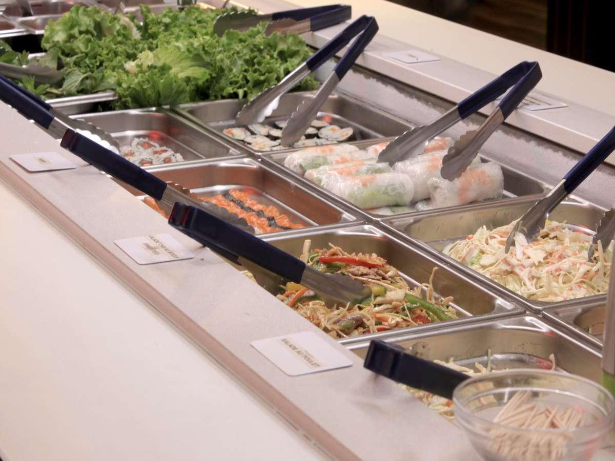 Le buffet de sushis et rouleaux de printemps