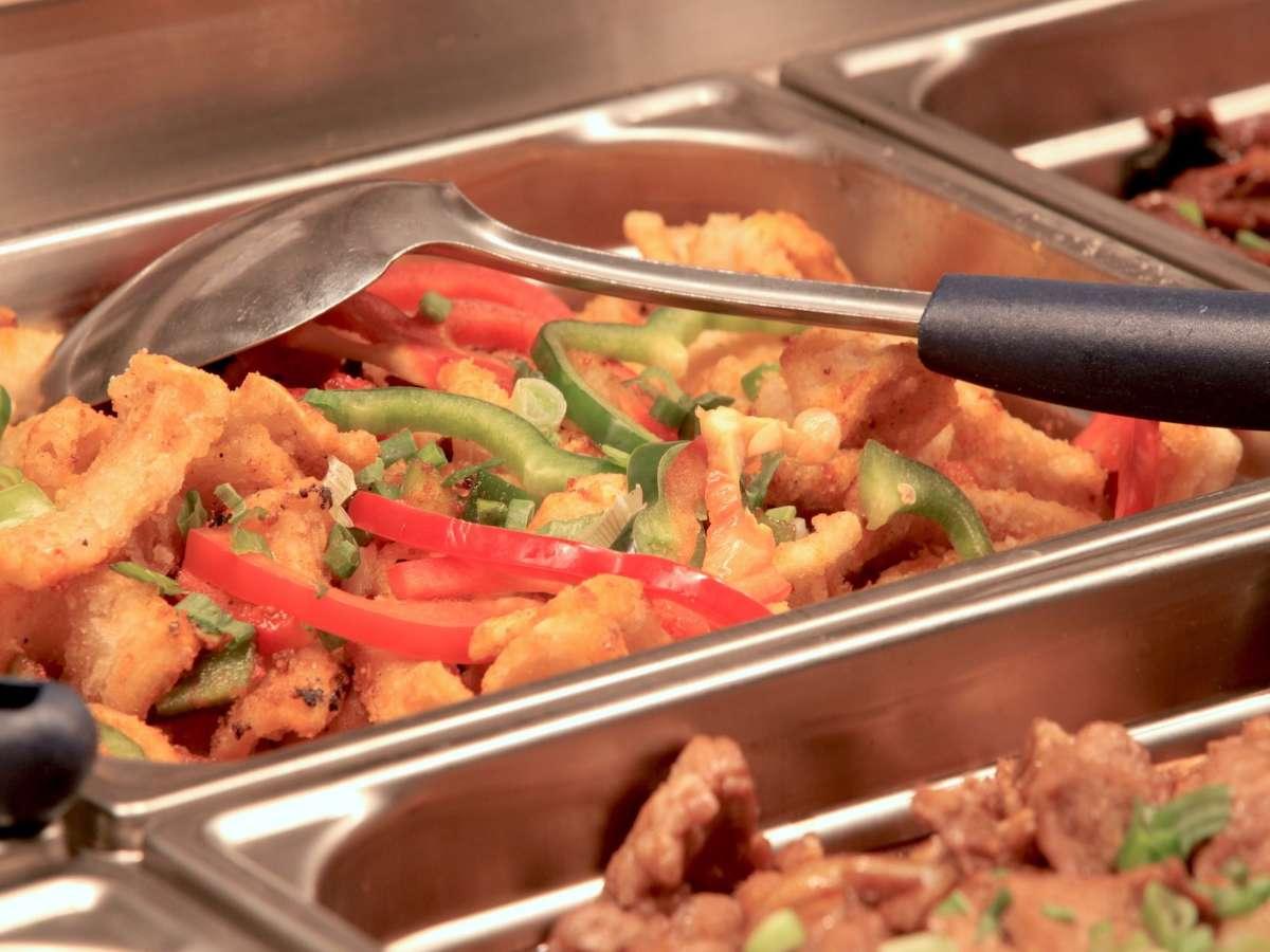 Préparation d'un plat de viande au buffet du restaurant Tan Phat