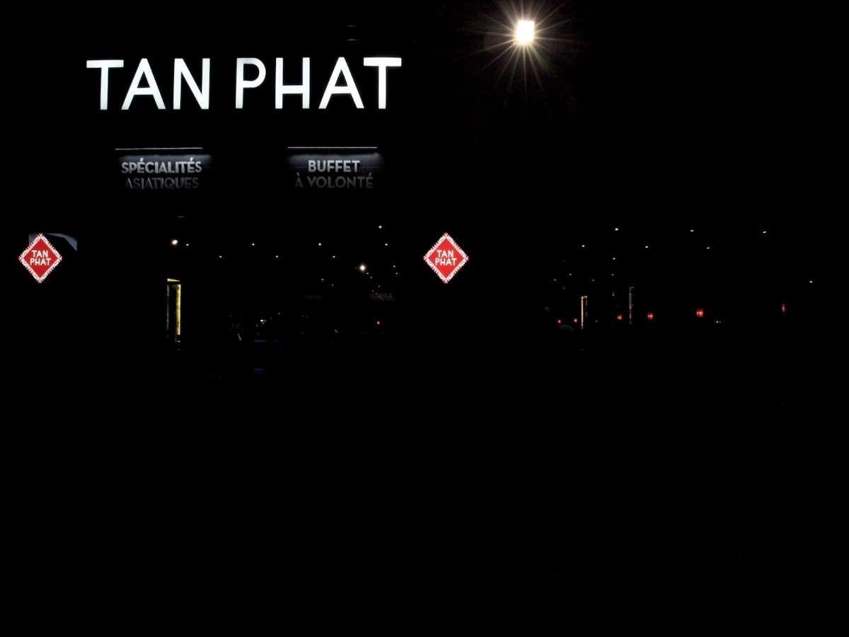 La façade du restaurant Tan Phat éclairée