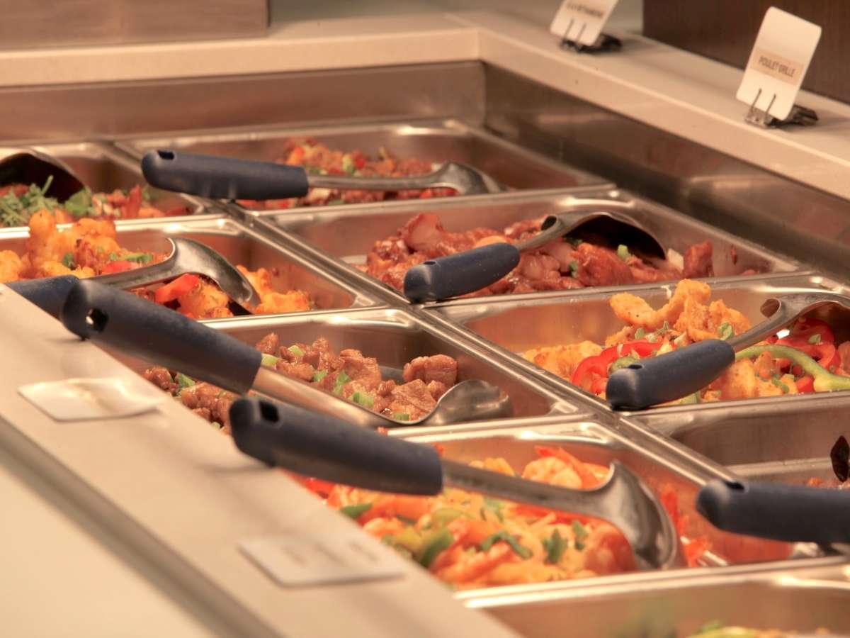 Le buffet de viandes préparé par le restaurant Tan phat