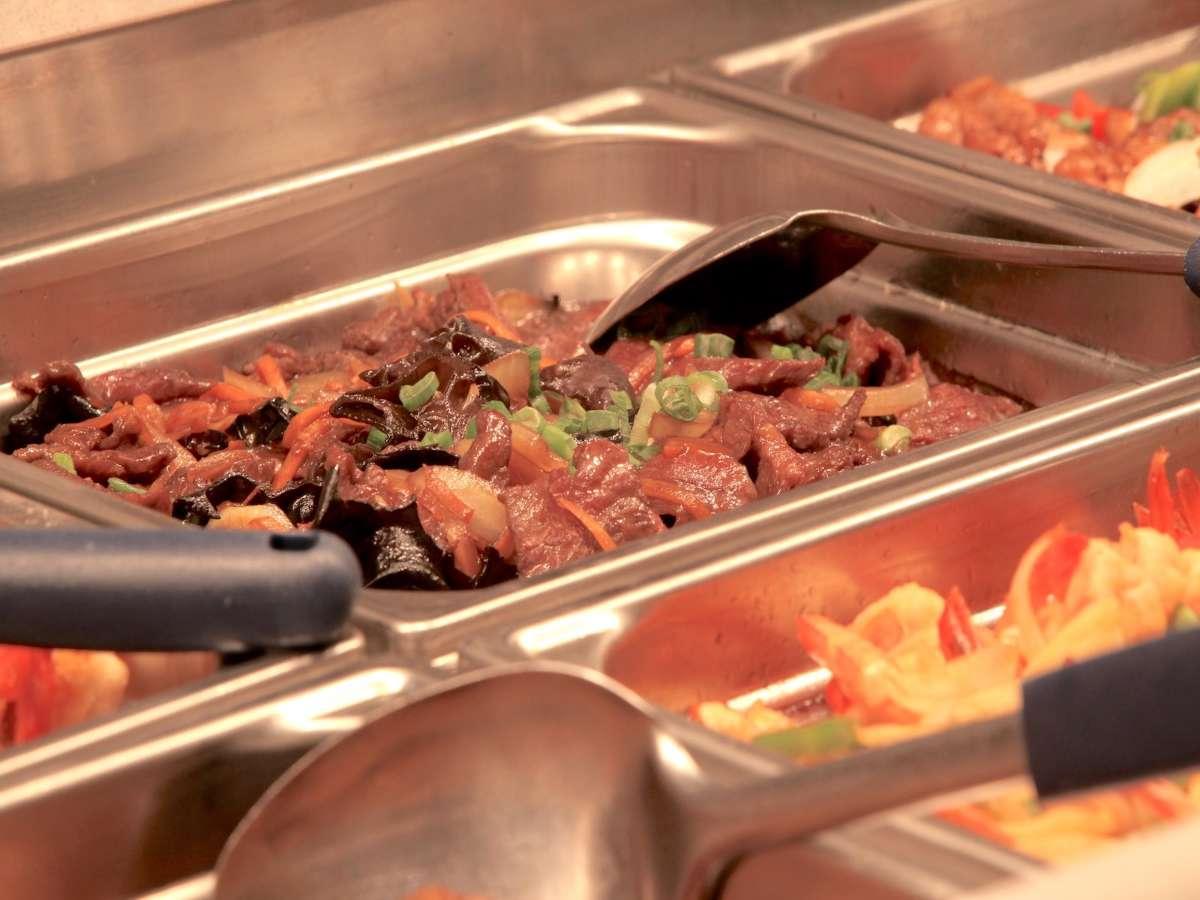 Préparation d'un plat de viande au buffet du restaurant Tan Phat