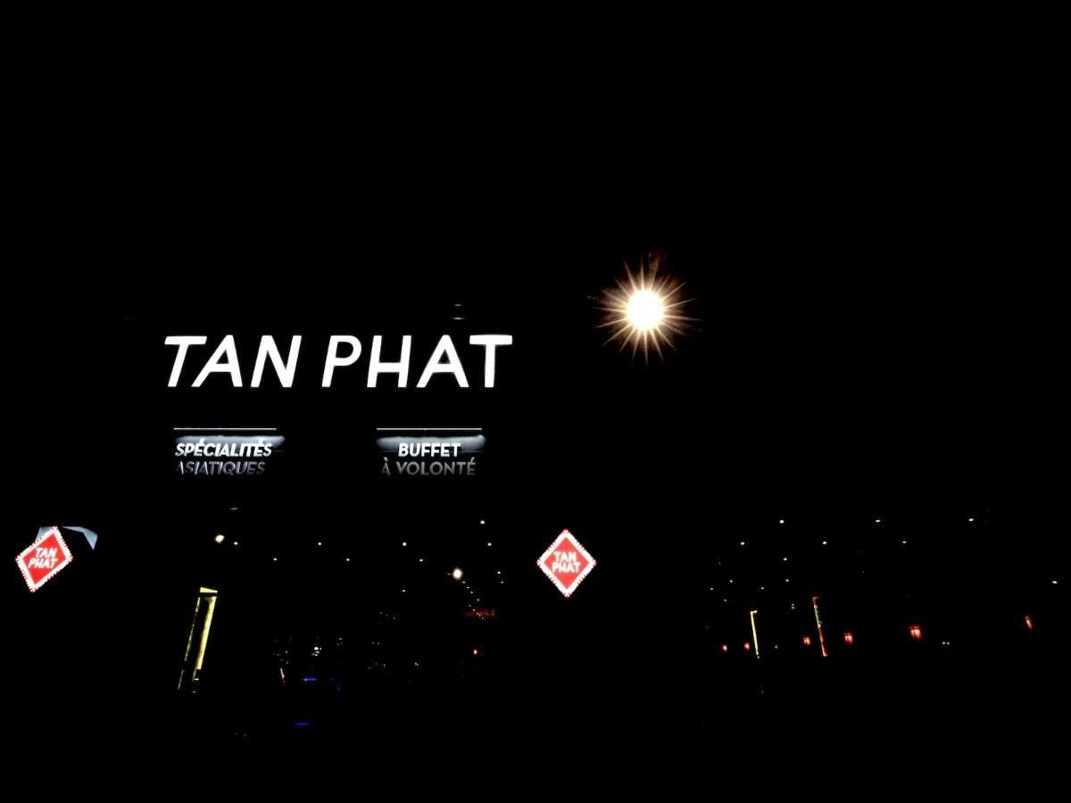 La façade du restaurant Tan Phat la nuit