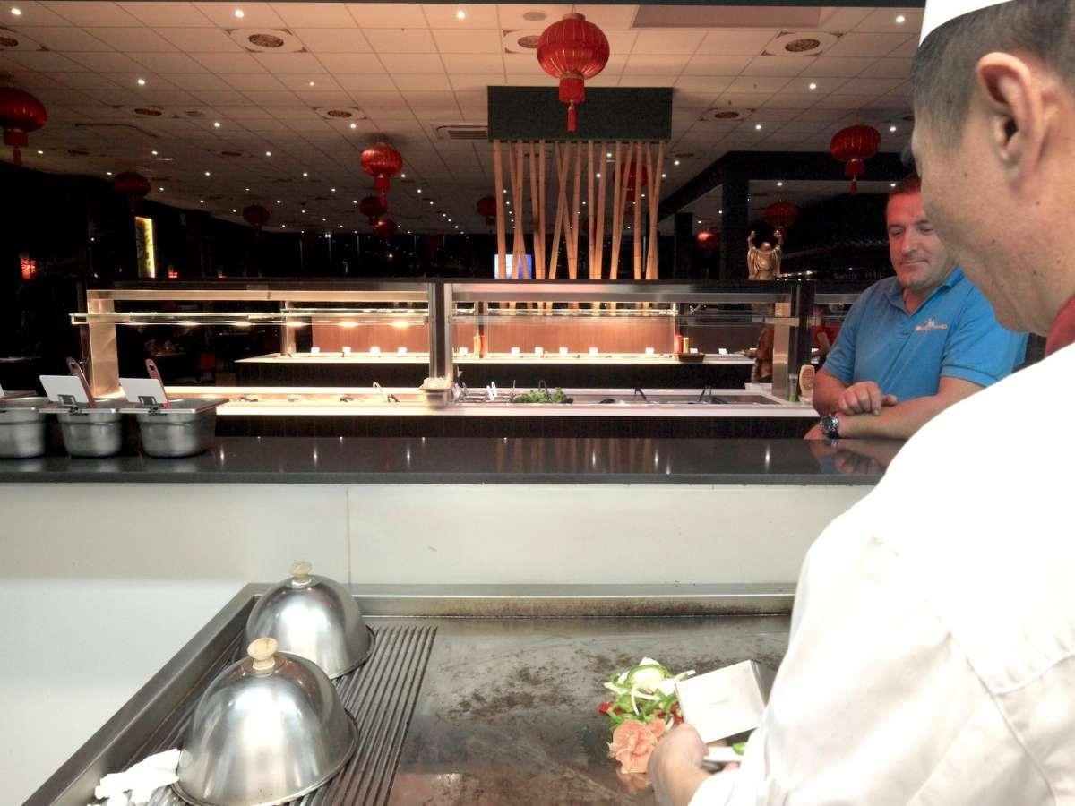 Préparation du chef Tan Phat au coin grillades