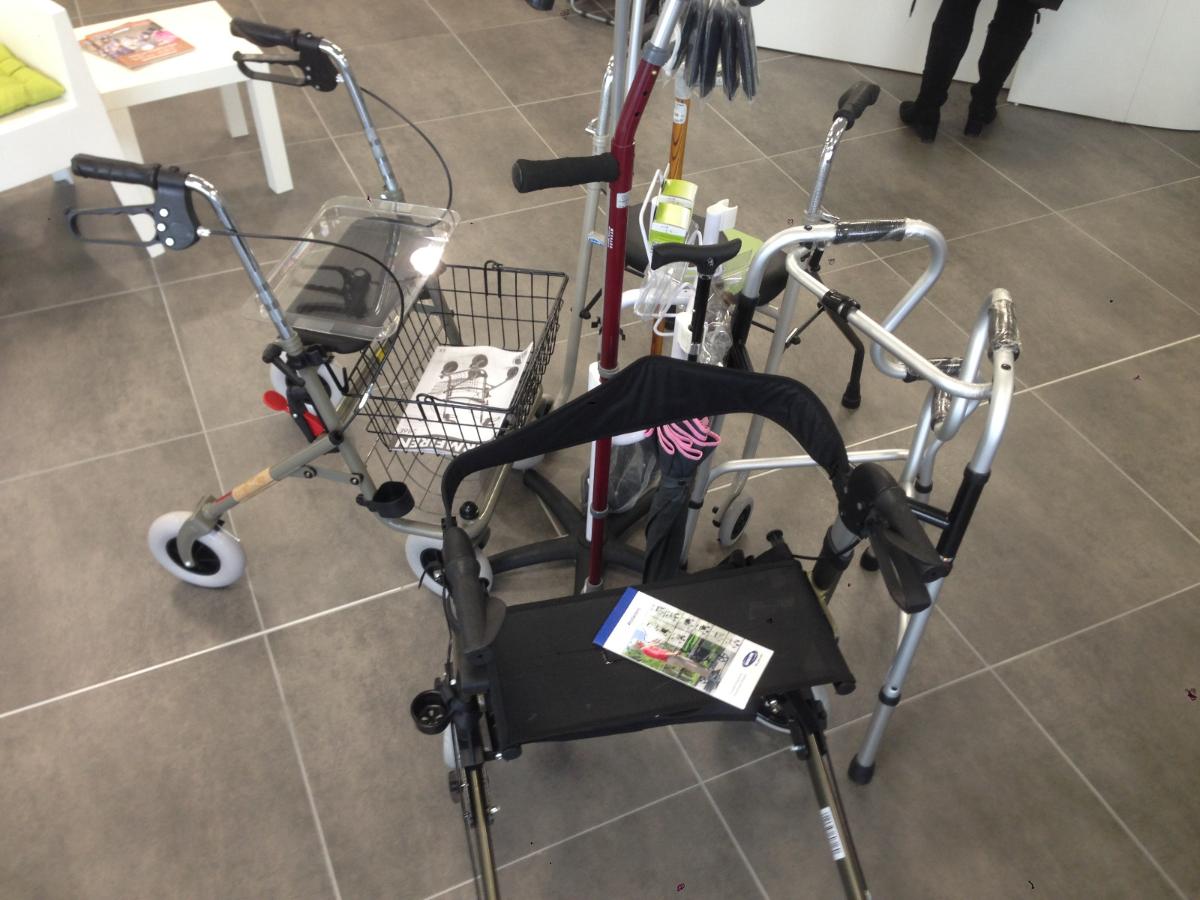 Divers déambulteurs et cannes