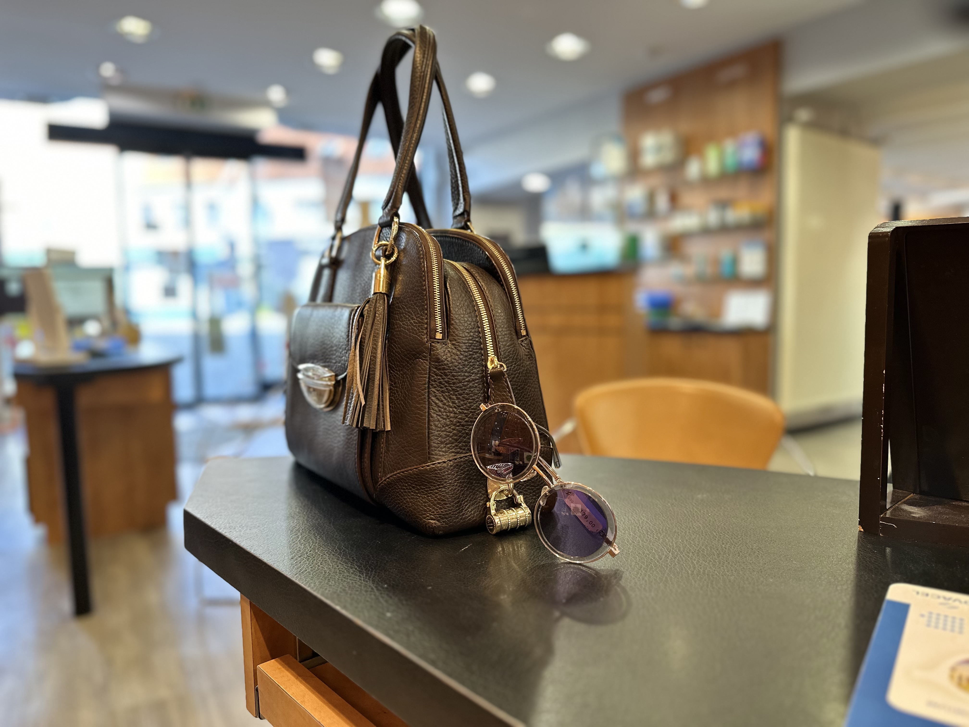 Jeune homme avec un casque autour du cou portant des lunettes