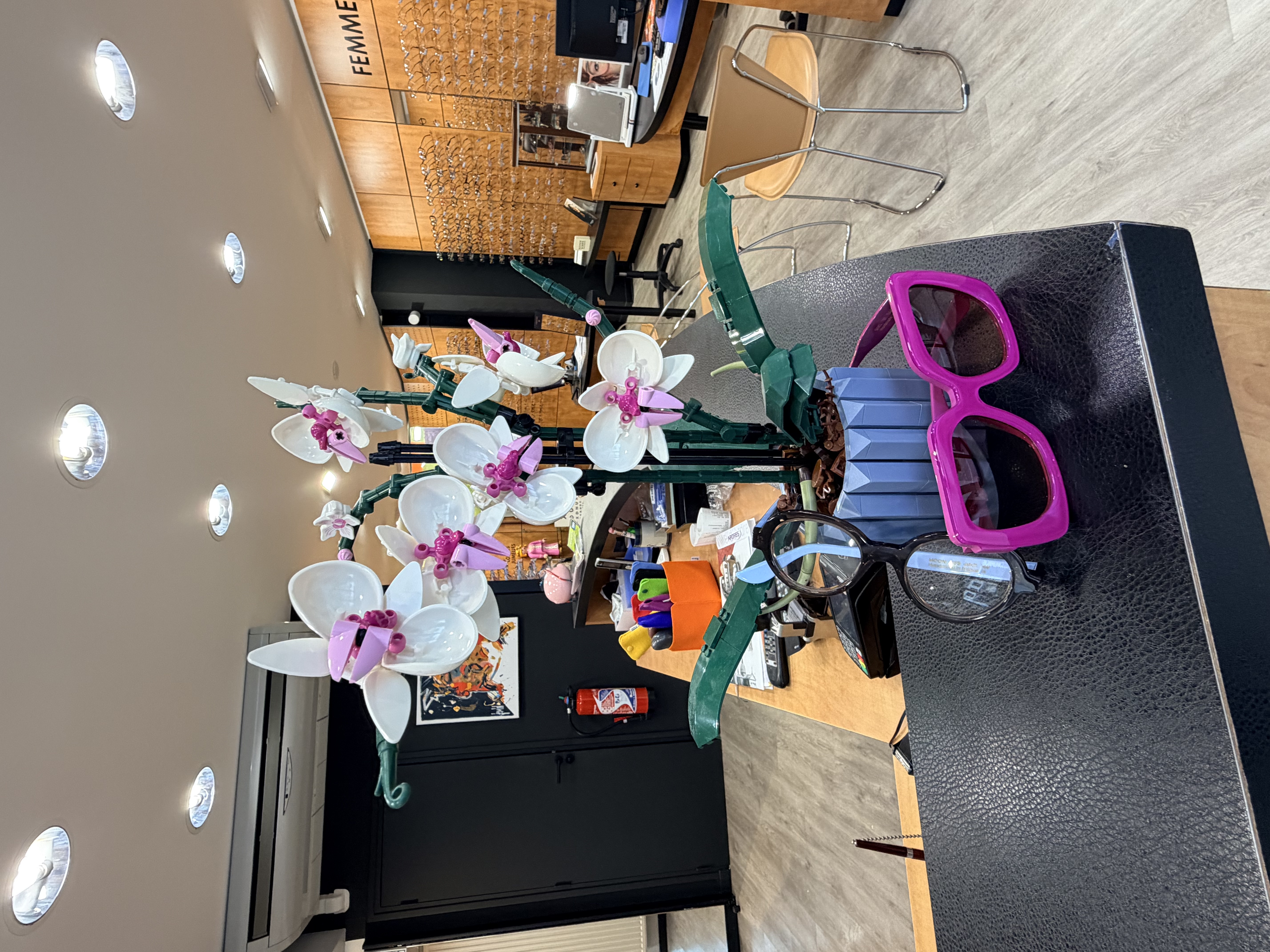 Trois paires de lunettes, écaille brune, métal noir et monture noire, sur une surface blanche texturée.