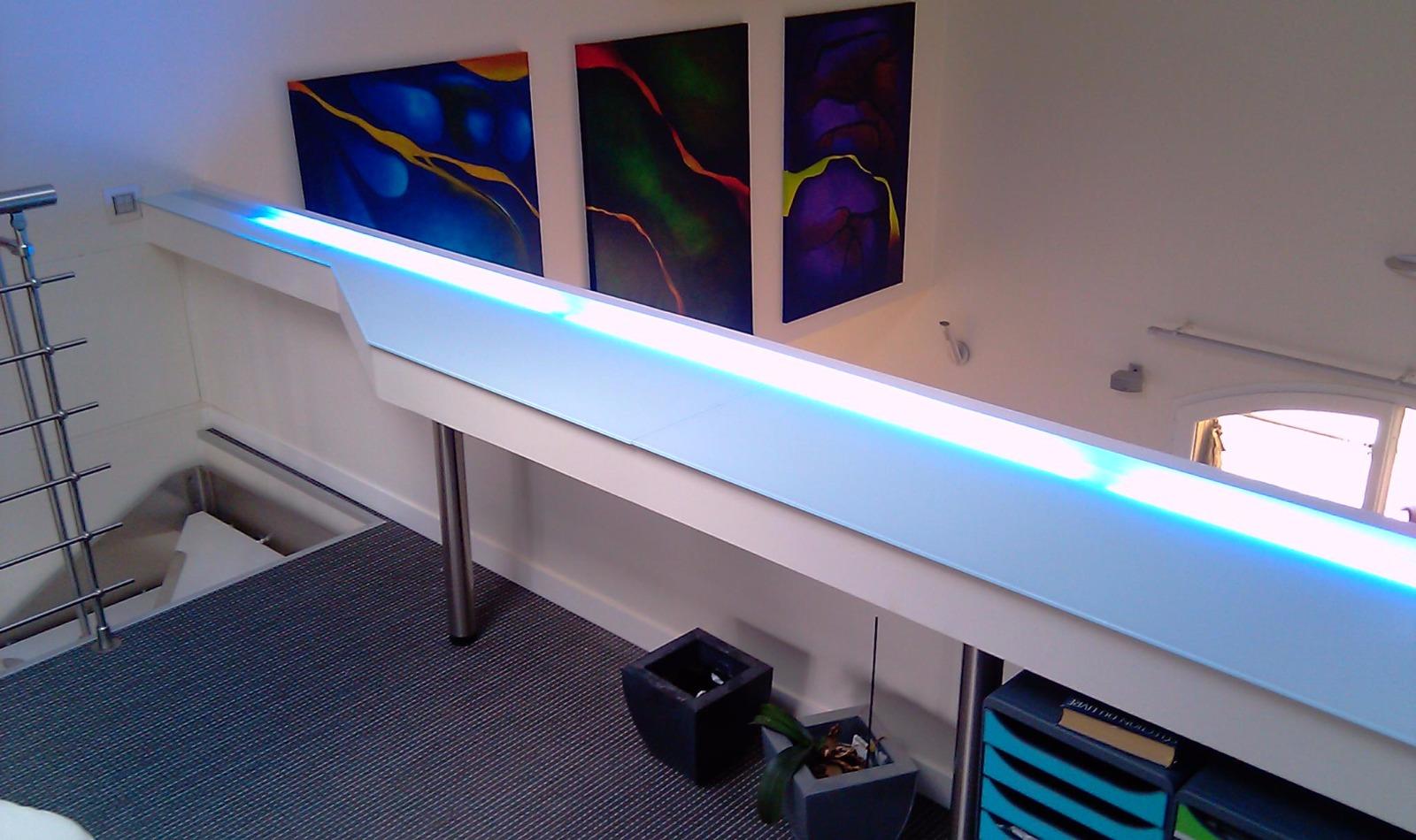 Plan de travail en verre pour un bureau