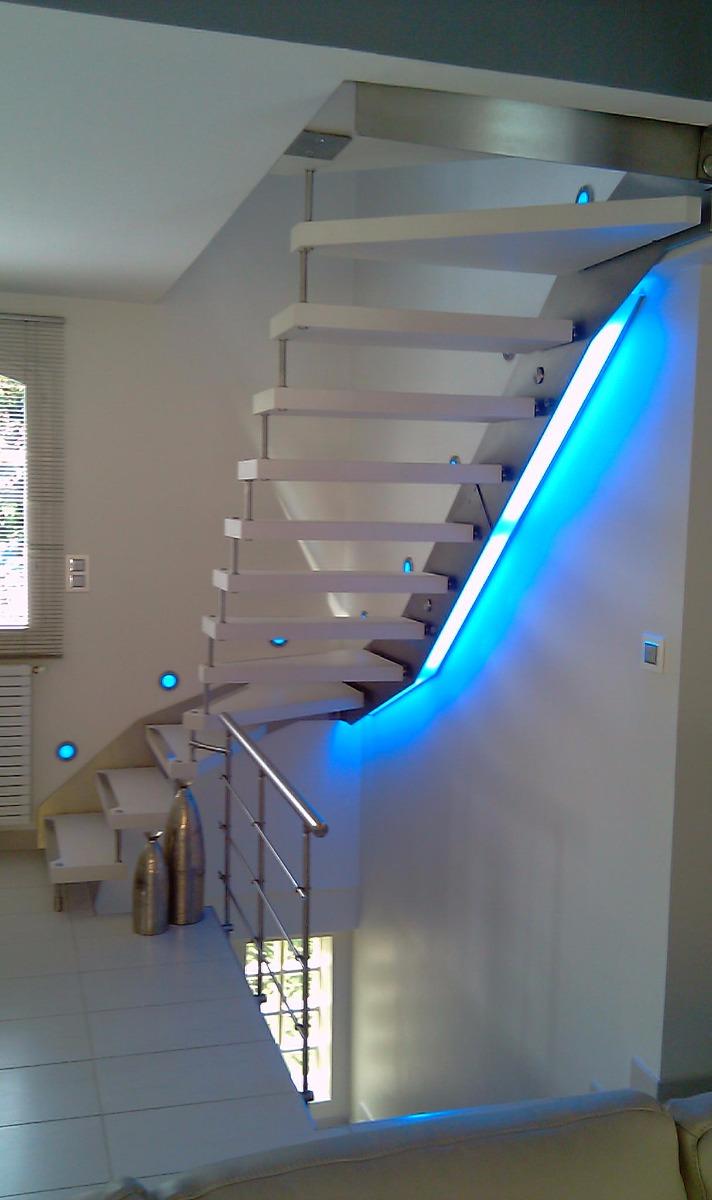 Escalier blanc avec lumière intégrée bleue
