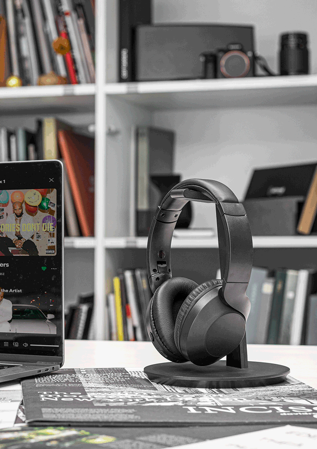 Un smartphone et un casque audio