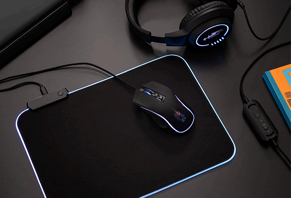 Tapis de souris avec une souris et un casque noir