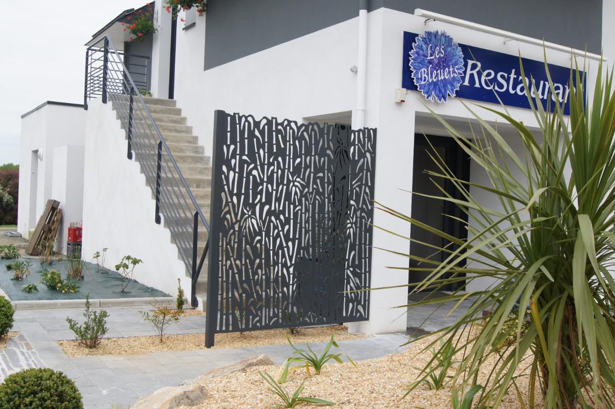 Aménagement terrasse et espace vert restaurant PLUMELIN