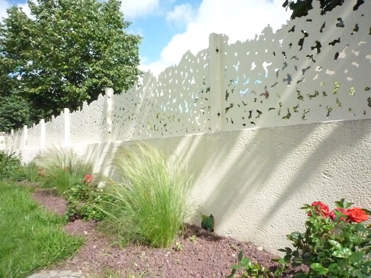 Une clôture Ambellya, création toute en élégante par ABELIA PAYSAGES