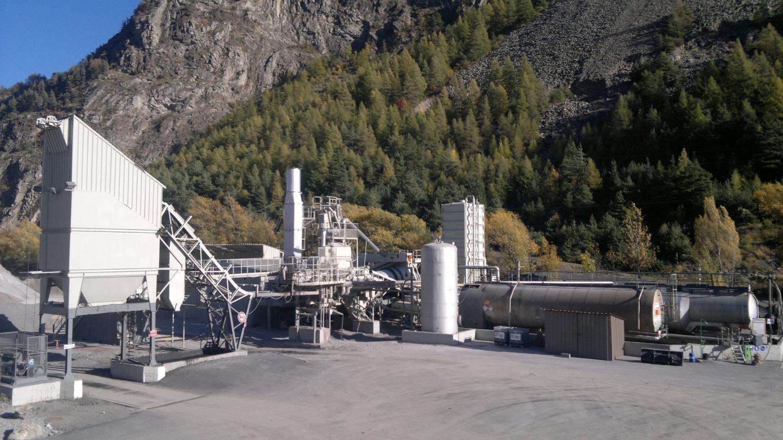 Société Routière du Midi réalise des enrobés de couleur ocre rouge à Gap