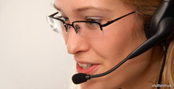 Femme avec des lunettes qui parle dans un micro