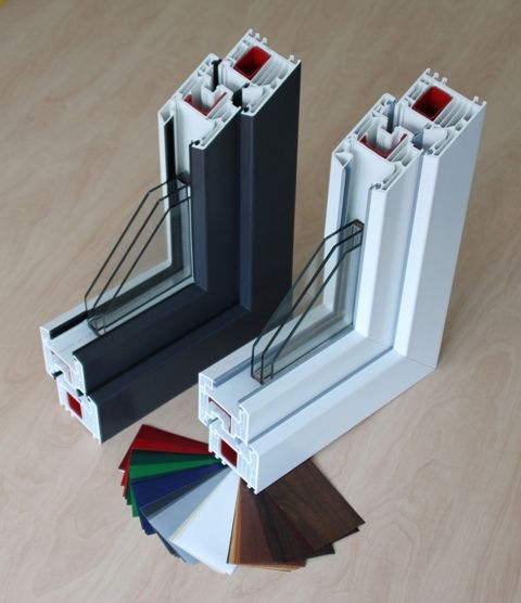 Ein schwarz-weißer Fensterrahmen neben einem Ventilator in verschiedenen Farben