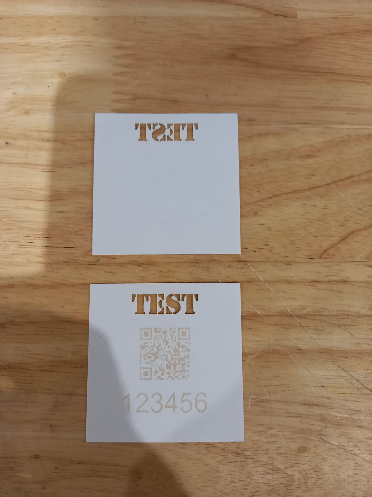 Deux papiers carrés pour un test de gravure