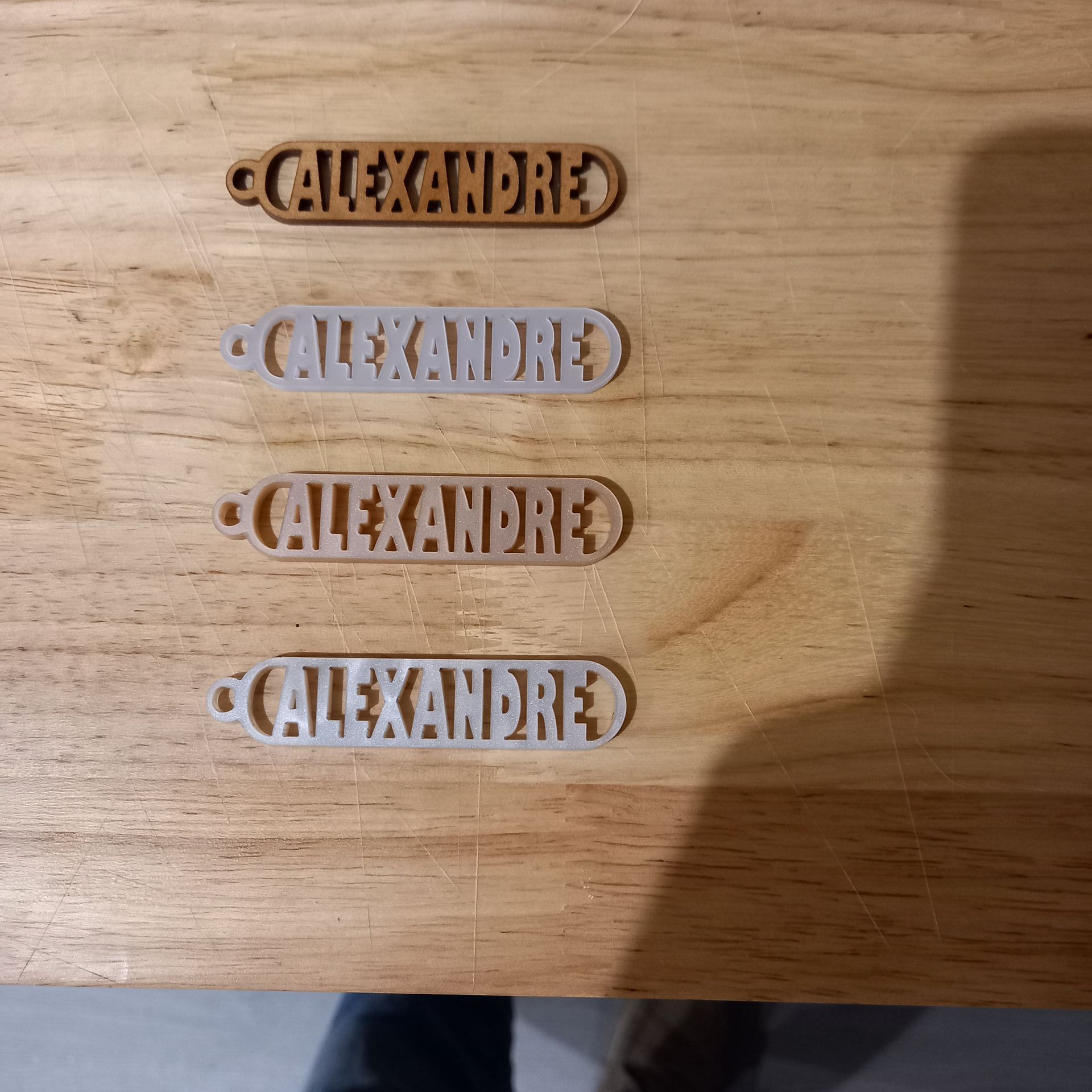 Quatre étiquettes nominatives découpées au laser