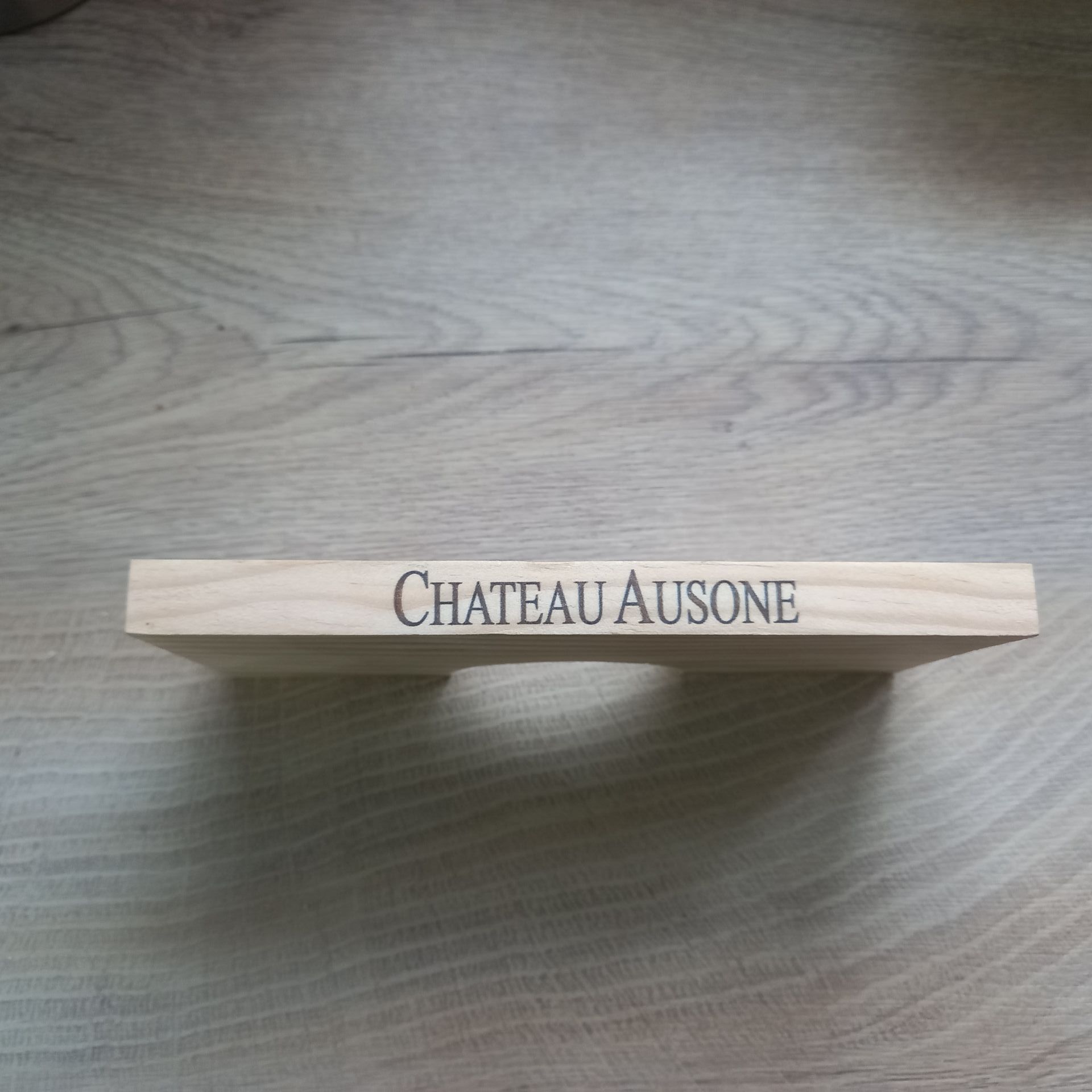 Tranche d'un morceau de bois avec l'inscription