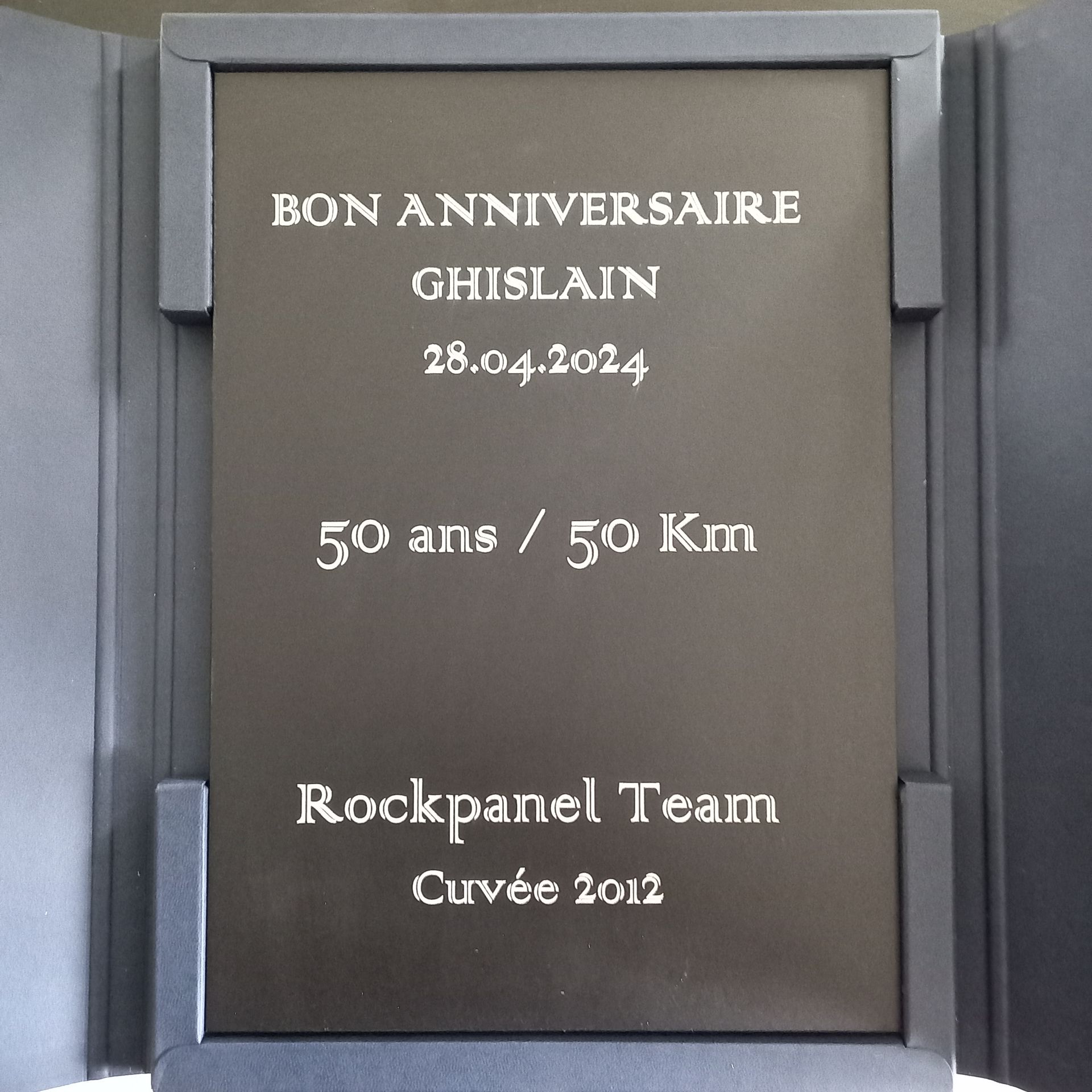 Marquage sur une plaque pour un anniversaire
