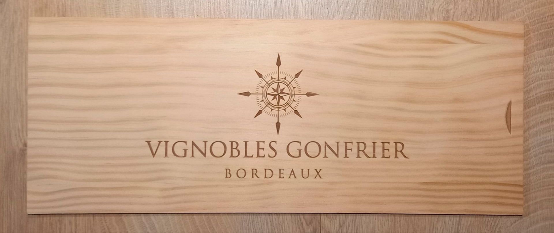 Coffret à vin en bois avec logo et un texte gravés