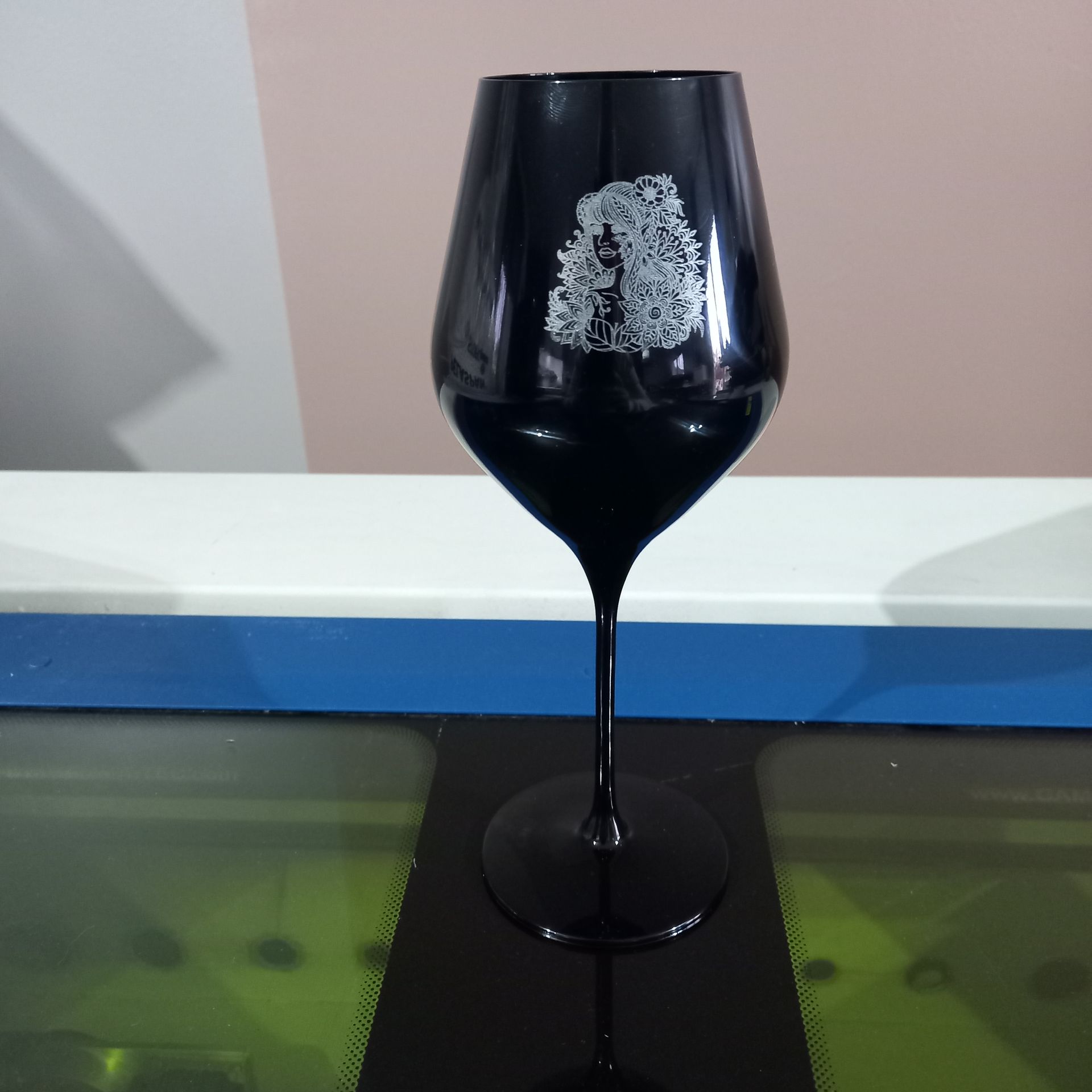 Verre à vin noir avec un motif gravé