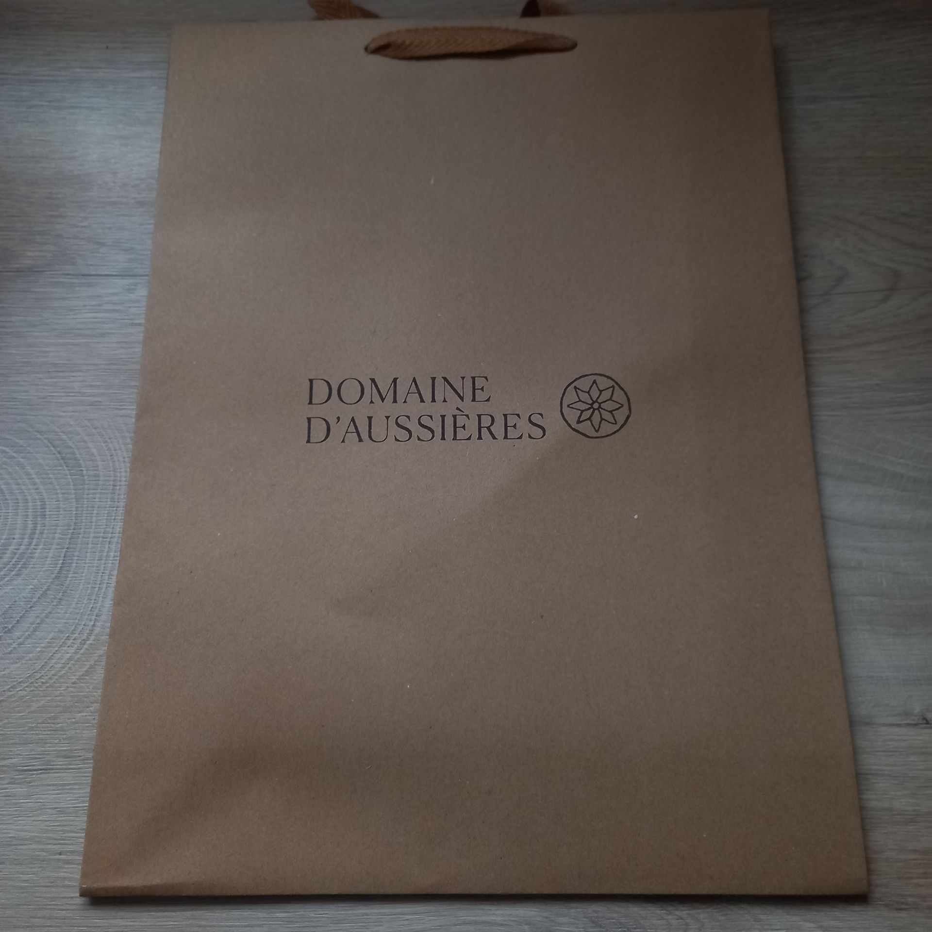 Marquage d'un sac en papier kraft avec logo