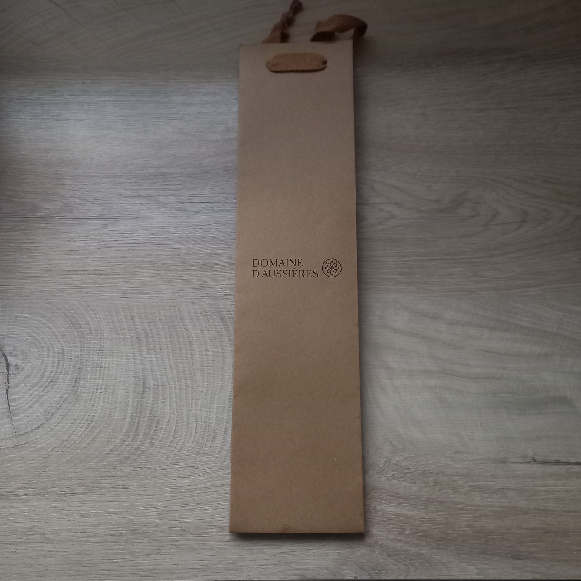 Marquage sur un sac cadeau en papier kraft pour bouteille