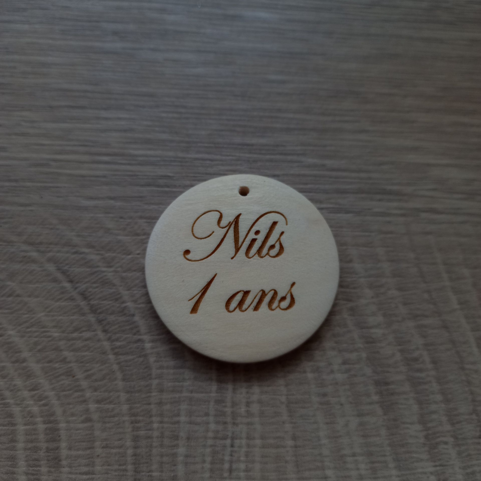 Cercle en bois avec un texte gravé