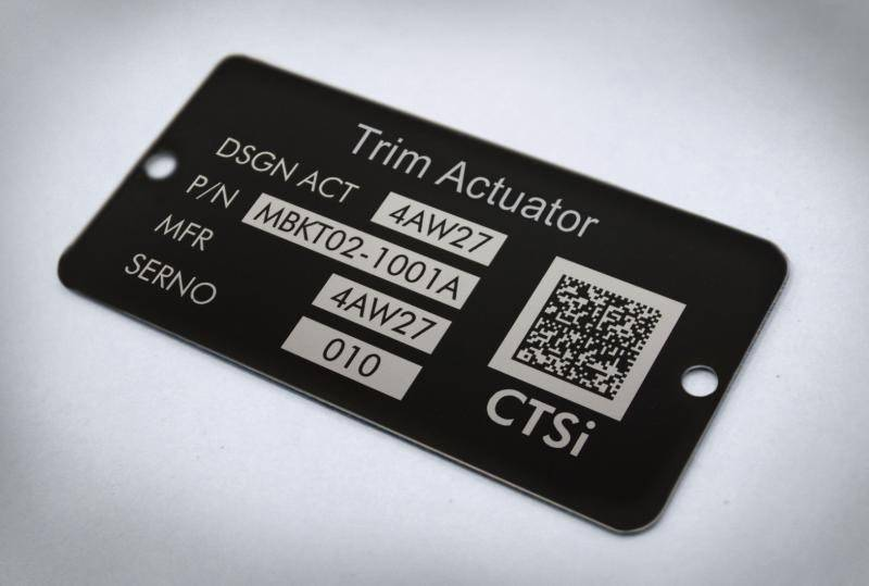 Plaque métallique noire avec texte