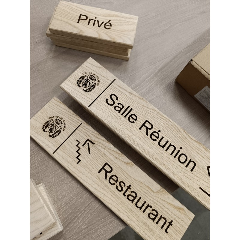 Gravure sur des petites pancartes