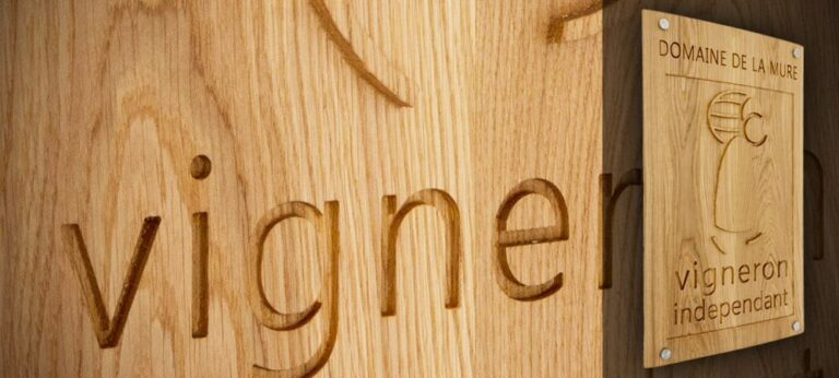 Zoom sur une gravure sur un panneau en bois