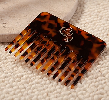 Gravure sur peigne en plastique