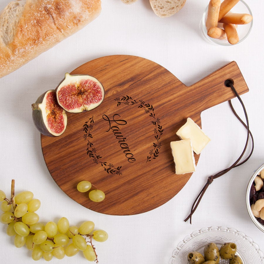 Gravure sur une planche apéritif en bois