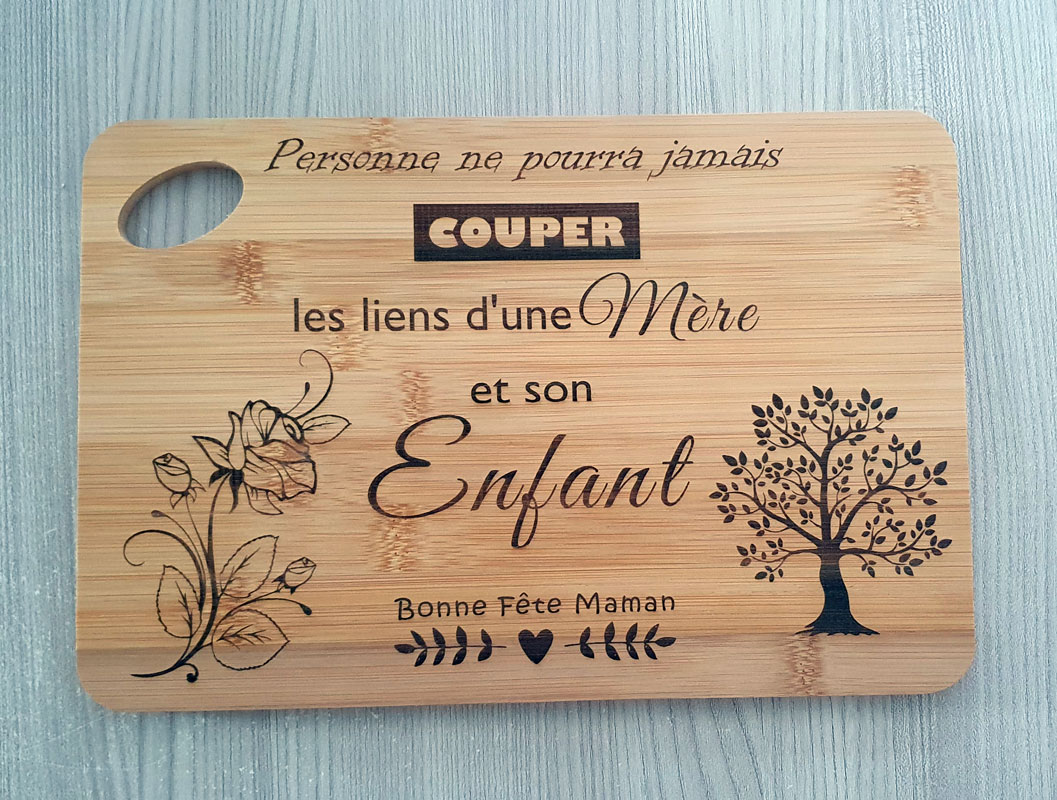 Gravure sur une planche à découper