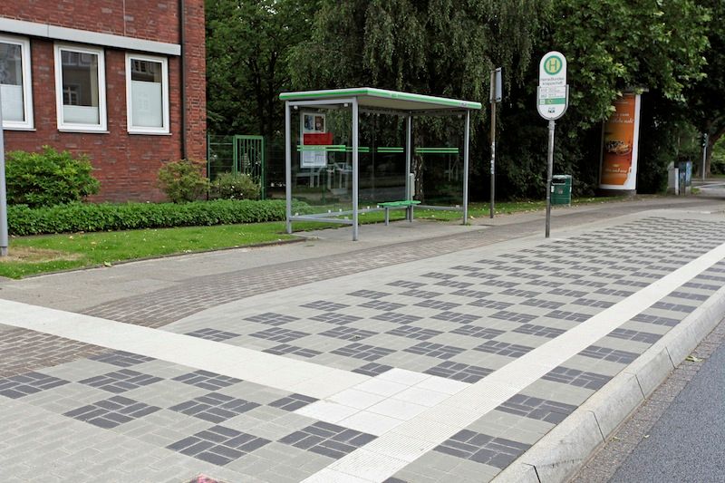 Bushaltestelle, Bordstein, Leitsteine