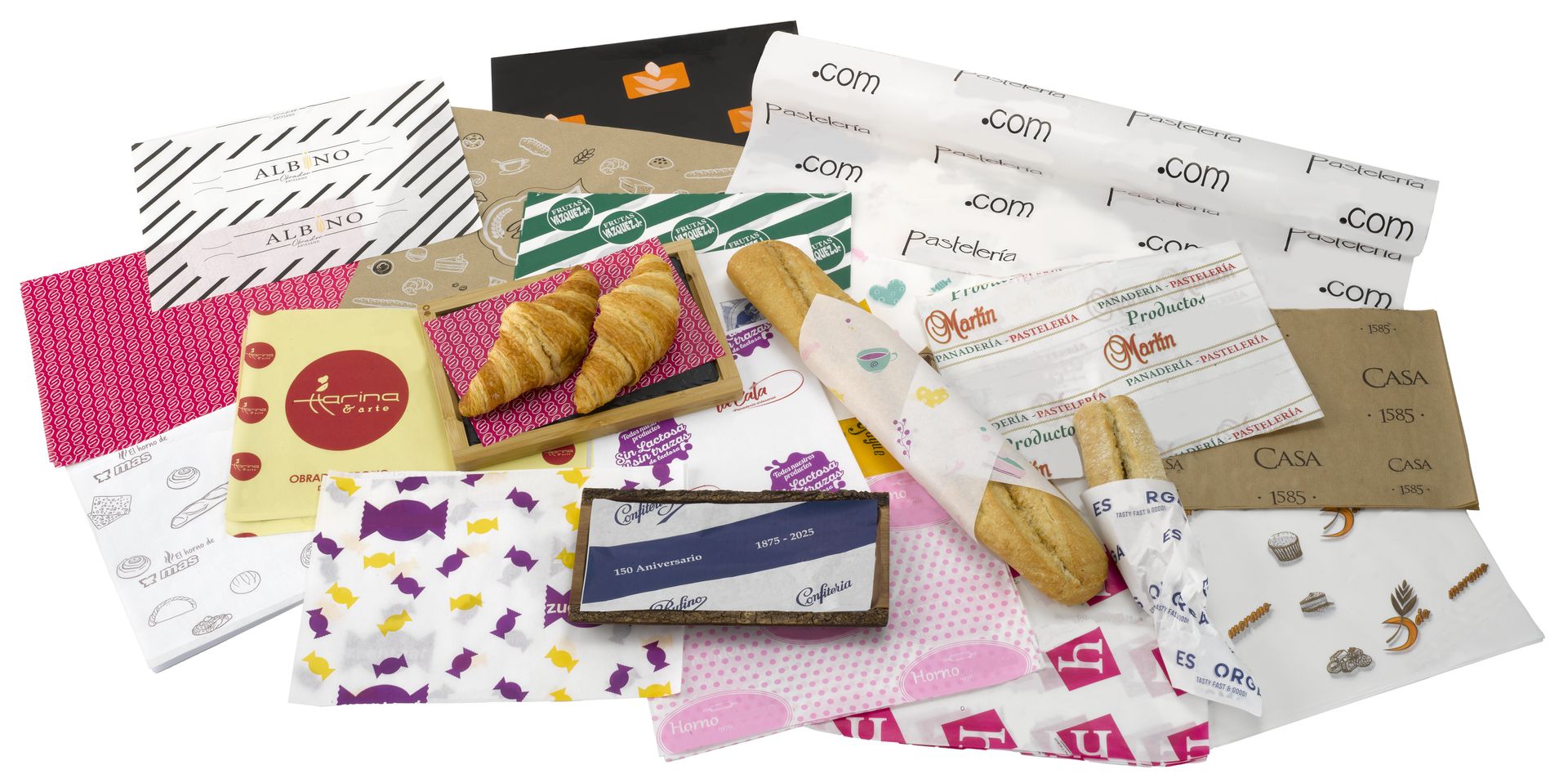 Un montón de bolsas están sobre una mesa de madera.