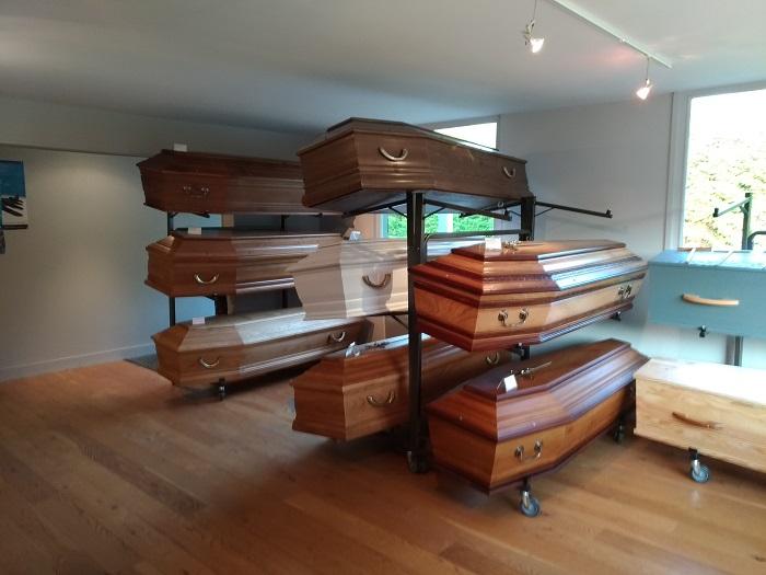 Salle d'exposition, cercueils