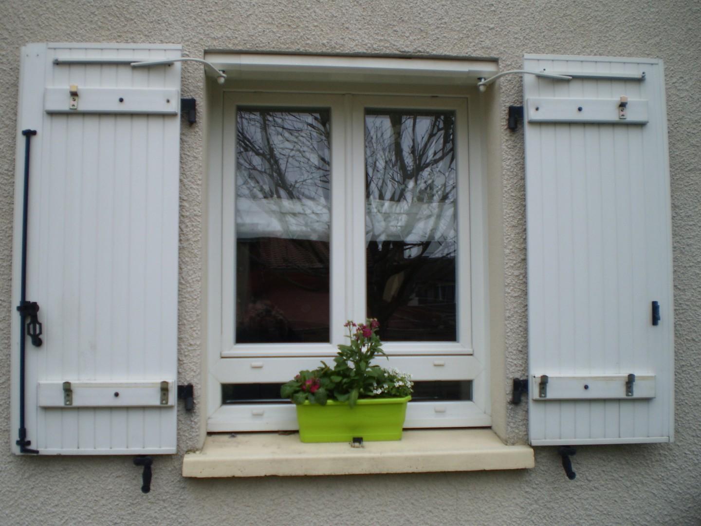 MOTORISATION VOLETS BATTANTS SERRURERIE LV2M