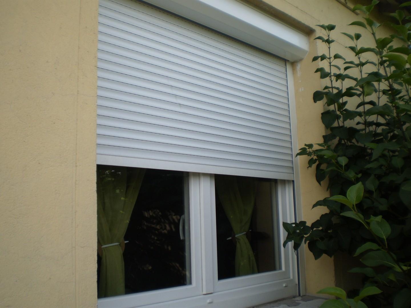 VOLET ROULANT EN ALUMINIUM BLANC SERRURERIE LV2M