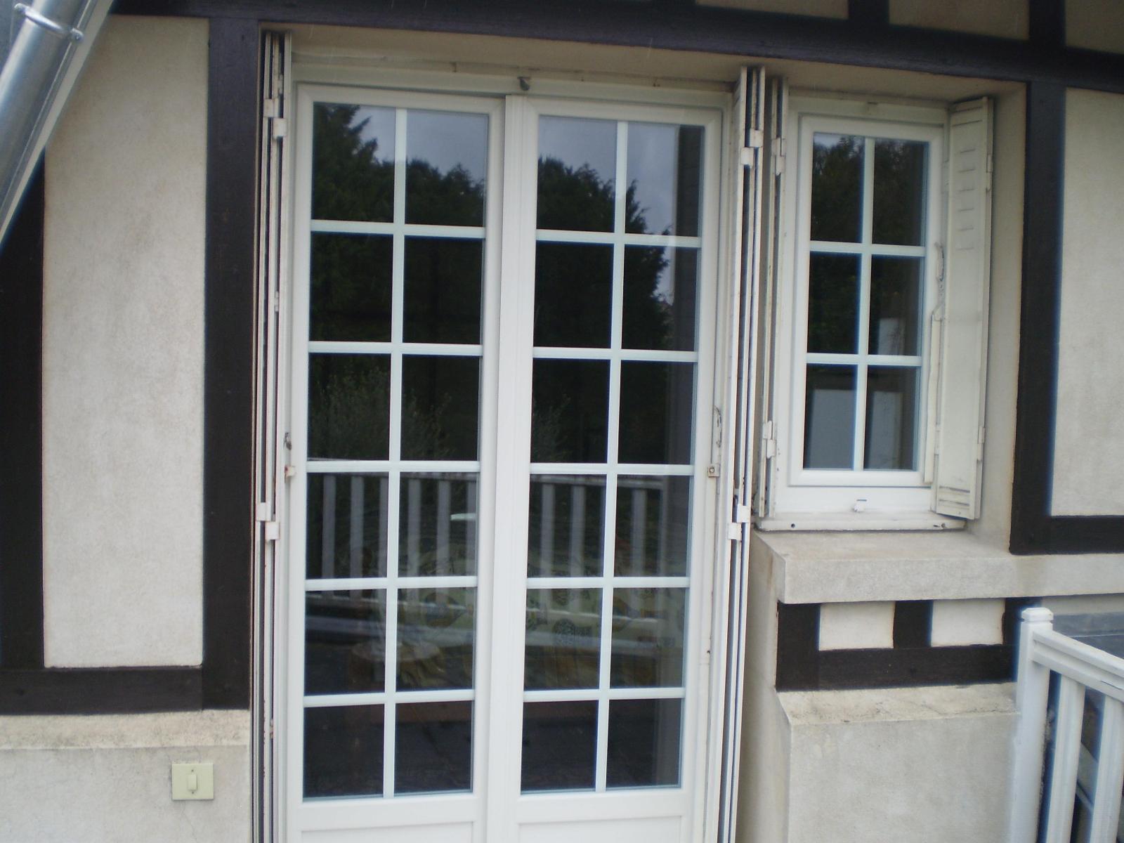 PORTE FENETRE AVEC PETITS BOIS INCORPORES SERRURERIE LV2M